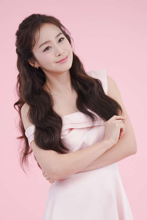 김태희가 마스크 기부에 나섰다. [사진=스토리제이컴퍼니 ]