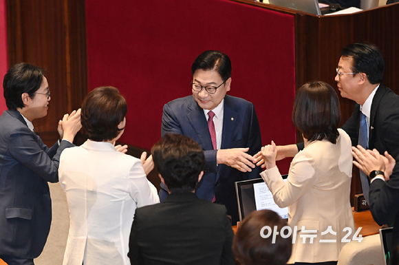 정점식 국민의힘 원내대표가 8일 국회에서 열린 정기국회 제4차 본회의에서 교섭단체 대표 연설을 마친 뒤 의원들과 악수하고 있다. [사진=곽영래 기자]