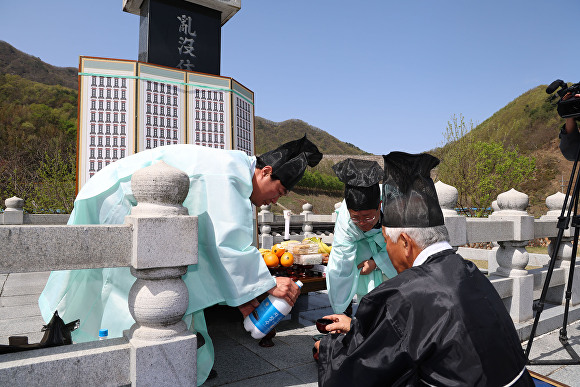 합동위령제에서 이재천 유족회장이 제를 올리고 있다. [사진=경상남도 산청군]