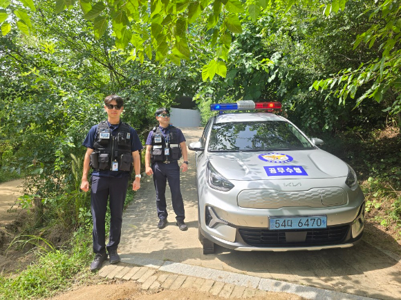 서울시 미래한강본부 기동순찰반이 양화대교에서 투신하려던 10대 여성을 설득 끝에 구조했다는 사실이 알려졌다. 사진은 기동순찰반의 모습. [사진=서울시]