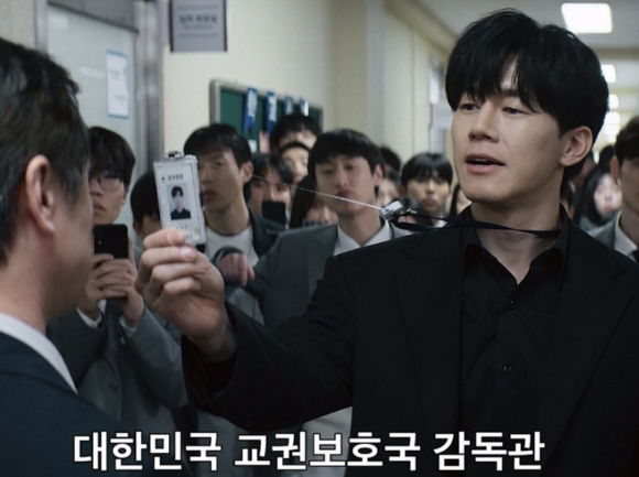 넷플릭스 시리즈 '참교육'이 글로벌 흥행을 기록하고 있는 가운데, 국내외 시청자 반응도 뜨겁게 달아오르고 있다. 참교육 속 한 장면. [사진=넷플릭스 ]