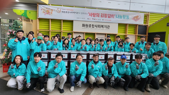 KT DS가 지난 6일 구로 화원종합사회복지관에서 김장 봉사를 실시한 뒤 기념사진을 촬영하고 있다. [사진=KT DS]