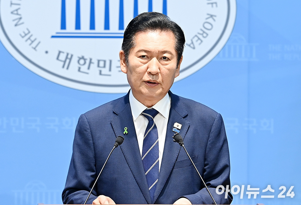 정청래 더불어민주당 당대표 후보가 12일 서울 여의도 국회 소통관에서 기자회견을 하고 있다. [사진=곽영래 기자]