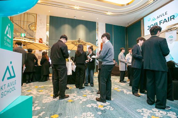 사진은 취업준비생들을 위한 에이블스쿨 잡페어가 진행되고 있는 모습. [사진=KT]