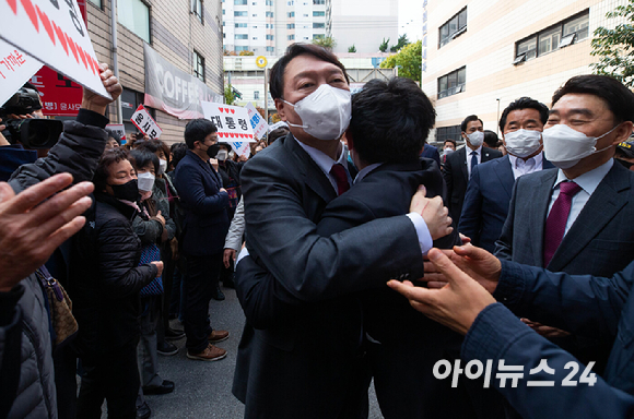 윤석열 국민의힘 대선 경선 후보가 1일 오후 경기 수원시 국민의힘 경기도당 강당에서 열린 '윤석열 국민캠프 경기도 당협위원장 간담회'에 참석하며 지지자들에게 인사를 하고 있다.[사진=국회사진취재단]