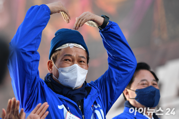 8일 오후 서울 중구 청계광장에서 열린 이재명 더불어민주당 대선 후보의 유세 현장에서 둔기 피습을 당했던 송영길 대표가 지지자들에게 하트를 그리고 있다. [사진=국회사진취재단]