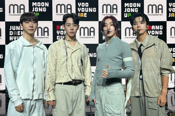 방용국&정대현&유영재&문종업이 8일 서울 강남구 일지아트홀에서 열린 첫 EP 'CURTAIN CALL'(커튼 콜) 발매 기념 쇼케이스에서 포즈를 취하고 있다. [사진=MA엔터테인먼트]