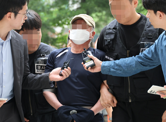 법원의 접근금지 명령이 종료된 지 일주일 만에 아내를 찾아가 흉기로 살해한 60대 남성이 21일 오후 구속심사를 받기 위해 법원에 출석하고 있다. [사진=연합뉴스]
