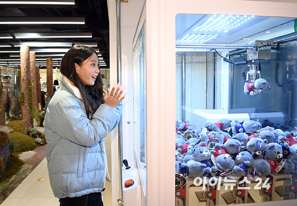 배우 고민시가 6일 오후 서울 중구 롯데백화점 본점에서 진행된 '네파X지리산 팝업스토어' 오픈행사에 참석해 '반달이 레인저 인형' 뽑기 이벤트를 체험하고 있다. [사진=정소희 기자]