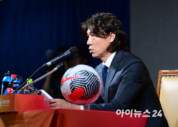 홍명보 신임 축구 국가대표팀 감독이 29일 오전 서울 종로구 축구회관에서 열린 국가대표팀 감독 취임 기자회견에 참석하고 있다.  [사진=정소희 기자]