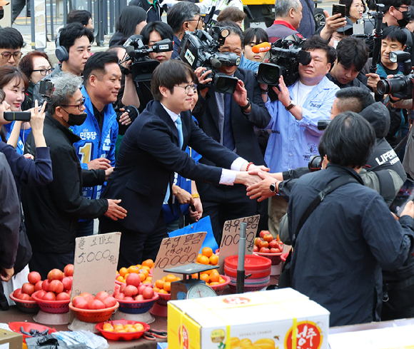 ６&middot;3 지방선거와 함께 치러지는 부산 북갑 보궐선거 더불어민주당 후보로 출마하는 하정우 전 청와대 AI 수석이 29일 오후 부산 북구 구포시장을 찾아 상인과 인사하고 있다. 2026.4.29 [사진=연합뉴스]