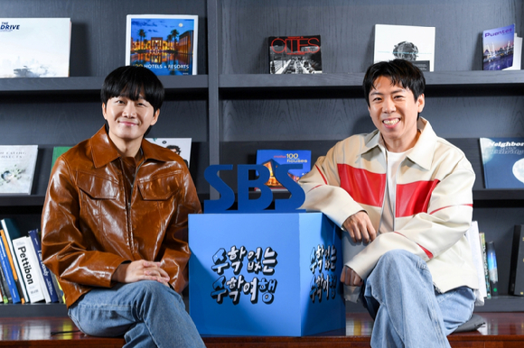 최보필 PD, 방송인 이용진 양세찬이 9일 서울 마포구 합정동 모처에서 열린 SBS 새 예능 '수학 없는 수학여행' 제작발표회에서 포즈를 취하고 있다. [사진=SBS]