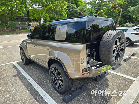 랜드로버 '올 뉴 디펜더 OCTA' 정측면. [사진=김종성 기자]