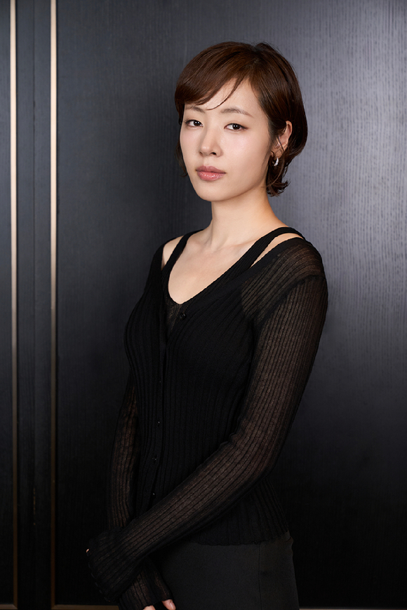 배우 공성하가 영화 '신사: 악귀의 속삭임' 인터뷰에 앞서 포즈를 취하고 있다. [사진=라이브러리컴퍼니]
