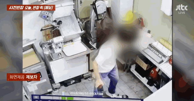 한 직원이 출근 첫날 가불을 해달라고 요구하다가 거절당하자 매장의 물건들을 파손하는 등 소란을 피웠다는 자영업자의 사연이 전해졌다. 사진은 직원이 행패를 부리는 모습. [사진=JTBC]
