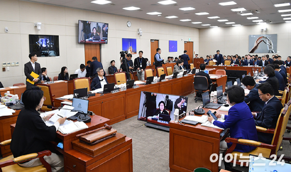 해롤드 로저스 쿠팡 대표이사가 17일 서울 여의도 국회 과학기술정보방송통신위원회 전체회의에서 열린 쿠팡 침해사고 관련 청문회에서 선서를 하고 있다. [사진=곽영래 기자]