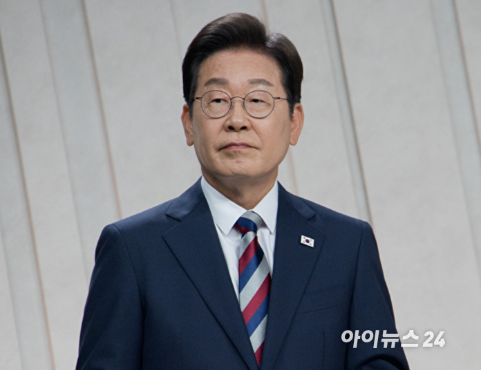 27일 서울 상암 MBC스튜디오에서 열린 21대 대선후보 3차 토론회에 더불어민주당 이재명 후보가 참석하여 토론회를 준비하고 있다. [사진=국회사진기자단]