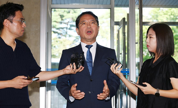 김승원 법무부장관 후보자가 3일 서울 종로구 적선현대빌딩에 마련된 인사청문회 준비 사무실로 출근하며 취재진 질문에 답하고 있다. [사진=연합뉴스]