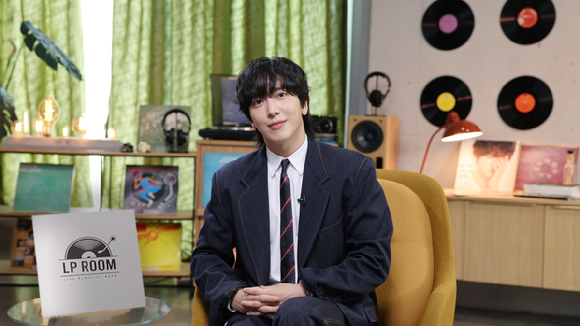 씨엔블루 정용화가 신규 음악 토크쇼 'LP ROOM'(엘피 룸)으로 시청자들을 만난다. [사진=딩고]