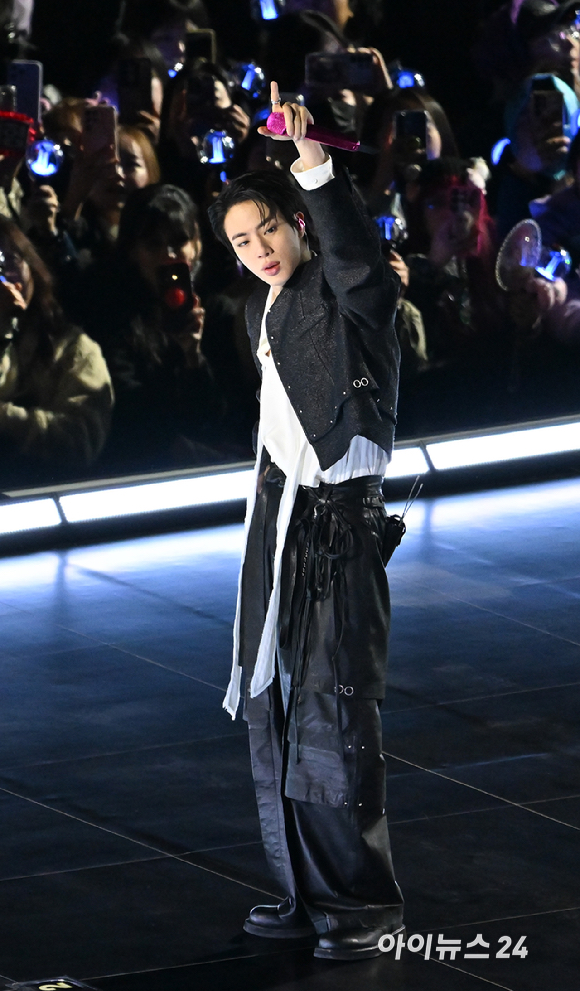 방탄소년단(BTS)이 21일 오후 서울 광화문 광장에서 정규 5집 '아리랑(ARIRANG)' 앨범 발매를 기념해 컴백 무대를 선보이고 있다. [사진=사진공동취재단]