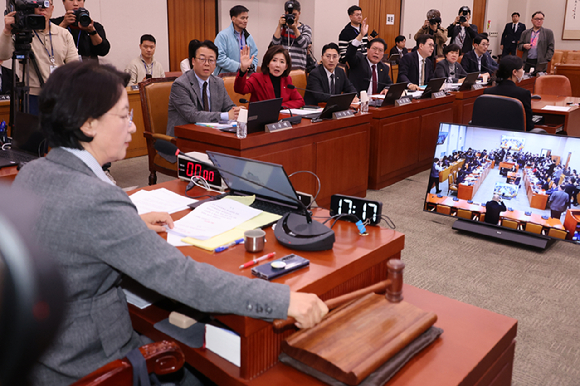11일 서울 여의도 국회에서 열린 법제사법위원회 전체회의에서 추미애 위원장이 정회를 선포하고 있다. 이날 국민의힘 소속 위원들은 대장동 사건 항소 포기와 관련해 정성호 법무부 장관의 출석하지 않은 것에 대해 항의했다. 2025.11.11 [사진=연합뉴스]