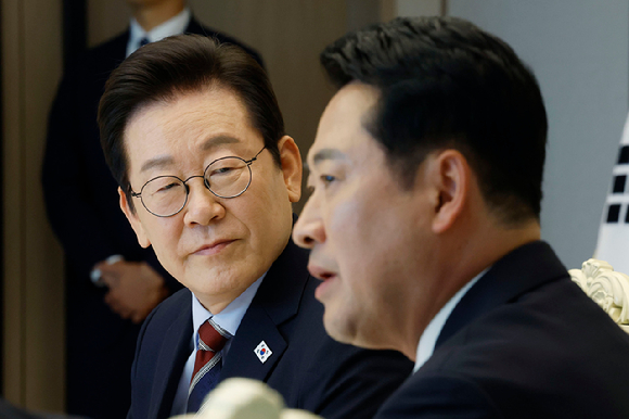 이재명 대통령이 8일 청와대 영빈관에서 취임 1주년 기자회견을 마친 후 참석자들에게 인사하고 있다. 2026.6.8 [사진=연합뉴스]
