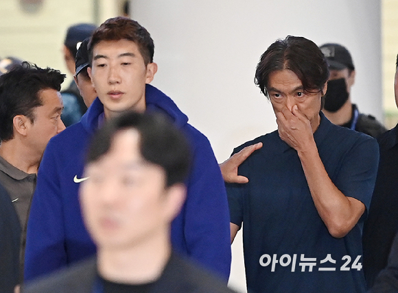 북중미월드컵 조별예선 탈락한 축구대표팀 홍명보 전 감독이 30일 오전 인천공항 제2청사를 통해 귀국하고 있다. [사진=곽영래 기자]