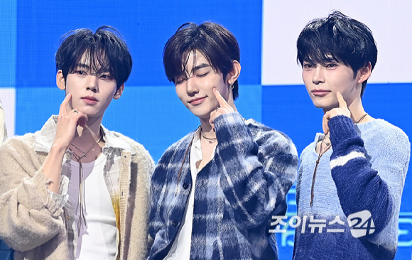 그룹 제로베이스원(ZEROBASEONE) 한유진, 장하오, 성한빈이 24일 오후 서울 용산구 블루스퀘어에서 열린 미니 5집 '블루 파라다이스(BLUE PARADISE)' 발매 기념 쇼케이스에서 포토타임을 갖고 있다. [사진=곽영래 기자]