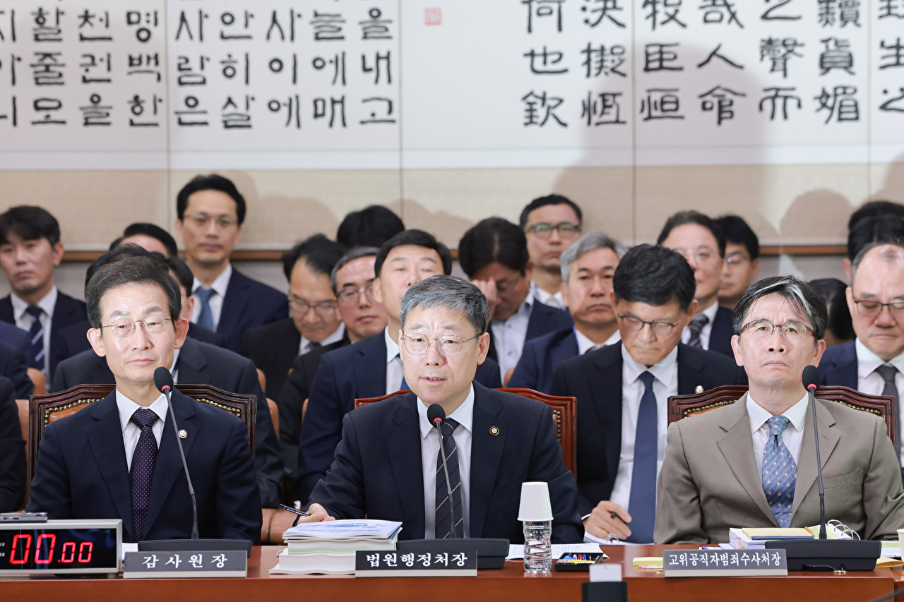 26일 국회 법제사법위원회에서 열린 법무부, 고위공직자범죄수사처, 대법원(법원행정처) 등에 대한 종합감사에서 국민의힘 김민전 의원이 민주당 법사위원 등 의원들을 언급하며 질의한 것과 관련해 여야 의원들이 설전을 벌이고 있다. 2026.10.26 [사진=연합뉴스]