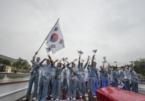 2024 파리올림픽에 참가한 한국 선수단이 27일(한국시간) 프랑스 파리 센강 일원에서 열린 개회식에서 유람선을 타고 입장하고 있다. [사진=뉴시스]