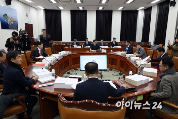 이종석 국가정보원장이 24일 서울 여의도 국회에서 국정원 2026년도 예산안 등과 관련해 열린 정보위원회 전체회의에 출석해 있다. [사진=곽영래 기자]