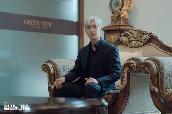 배우 이제훈이 JTBC 토일드라마 '협상의 기술' 종영 인터뷰에 앞서 포즈를 취하고 있다. [사진=컴퍼니온]