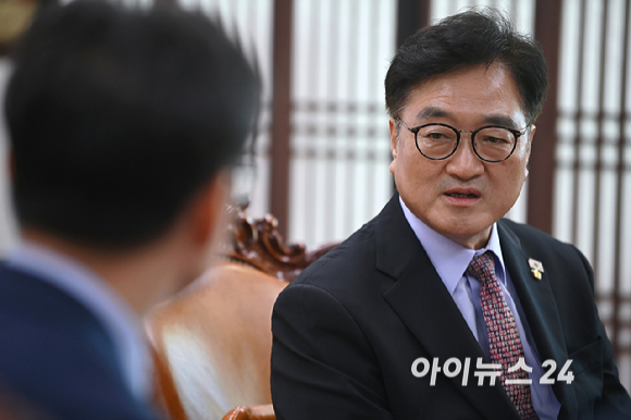 우원식 국회의장이 10일 오전 서울 여의도 국회에서 김경수 지방시대위원장을 접견하며 대화를 하고 있다. [사진=곽영래 기자]