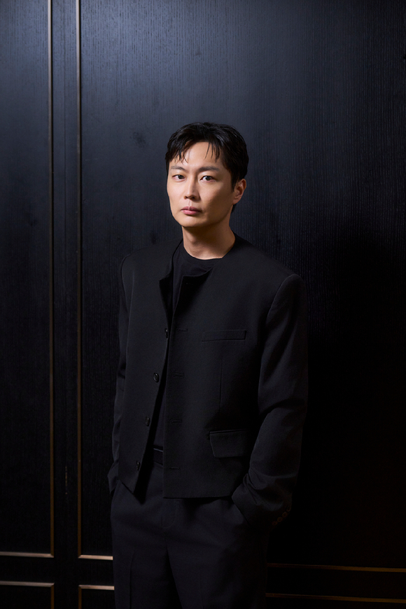 배우 노재원이 영화 '타짜: 벨제붑의 노래' 인터뷰에 앞서 포즈를 취하고 있다. [사진=CJ ENM]