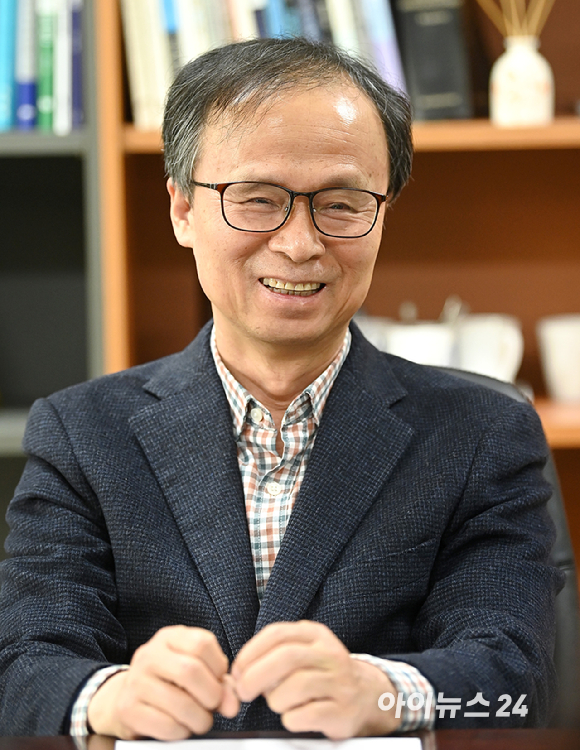 김용석 가천대 반도체대학 석좌교수가 9일 경기 성남시 가천대학교에서 아이뉴스24와 인터뷰를 하고 있다.[사진=곽영래 기자]