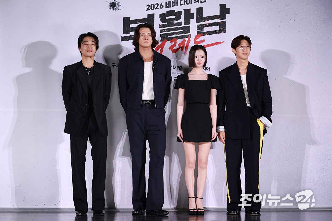 배우 구교환, 신승호, 김시아, 강기영, 백종열 감독이 26일 오전 서울 광진구 롯데시네마 건대입구점에서 진행된 영화 '부활남: 더 레드'(감독 백종열) 제작보고회에 참석해 포즈를 취하고 있다. [사진=문수지 기자]