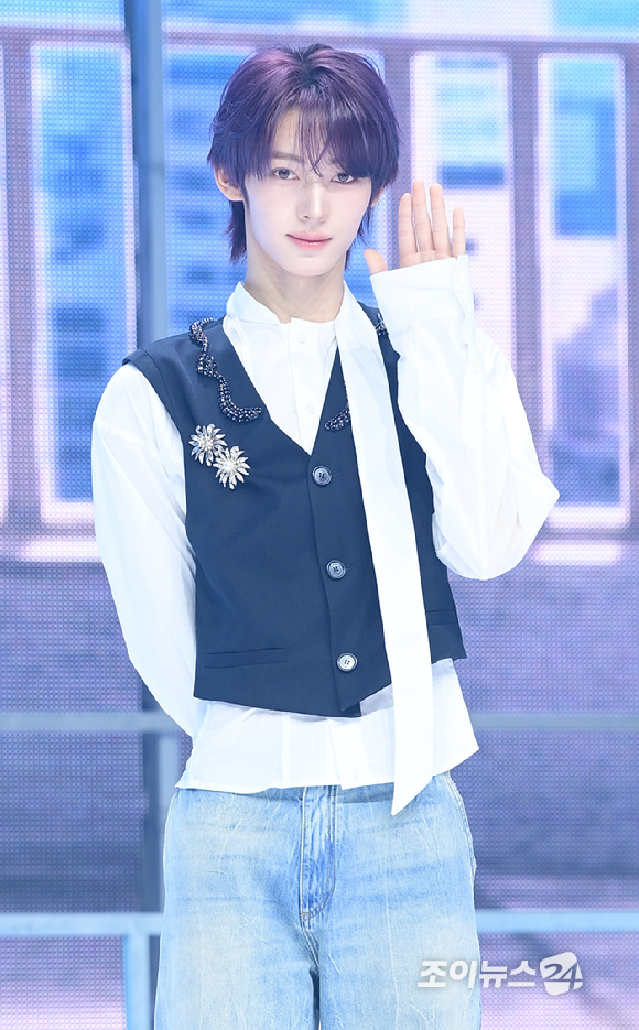 그룹 투어스 한진이 27일 오후 서울 광진구 광장동 예스24라이브홀에서 열린 투어스(TWS) 미니 5집 'NO TRAGEDY' 발매 기념 쇼케이스에서 참석하고 있다. [사진=정소희 기자]