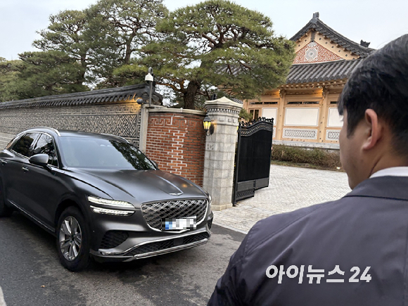 이재용 삼성전자 회장의 차량이 18일 오후 서울 용산구 한남동 승지원으로 들어가고 있다. [사진=권서아 기자]