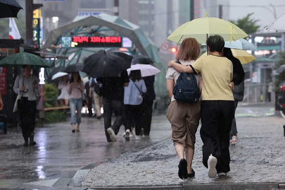 서울 강남역 부근도로에서 우산을 쓴 시민들이 이동하고 있다. [사진=연합뉴스]
