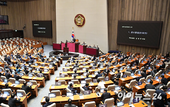 김용민 더불어민주당 의원이 19일 서울 여의도 국회에서 열린 본회의에서 공소청법안(대안) 제안 설명을 하고 있다. [사진=곽영래 기자]