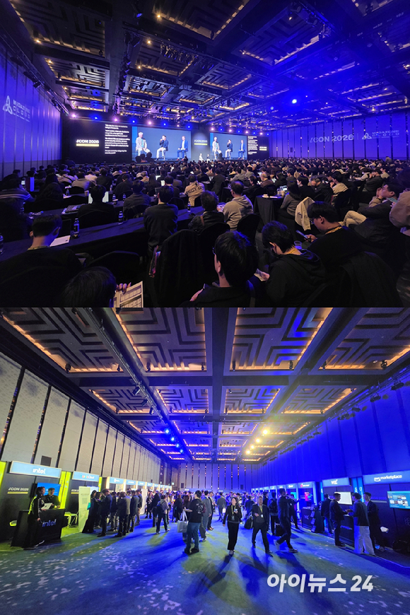 염동훈 메가존클라우드 대표가 2일 서울 인터컨티넨탈 파르나스 그랜드볼룸에서 열린 'ICON 2026' 오프닝 키노트에서 발표하고 있다. [사진=윤소진 기자]