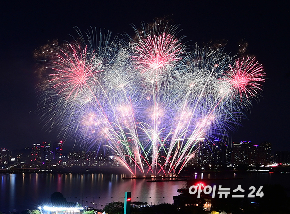 27일 저녁 서울 여의도 한강공원 일대에서 열린 '한화와 함께하는 서울세계불꽃축제 2025'에서 화려한 불꽃들이 밤 하늘을 수놓고 있다. [사진=정소희 기자]
