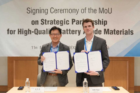 지난 11일 포스코퓨처엠과 몰튼(Molten)이 서울 코엑스에서 메탄가스를 활용한 천연흑연 음극재 원료 공동개발 양해각서를 체결했다. (사진 왼쪽부터) 홍영준 포스코퓨처엠 기술연구소장,캘럽 보이드(Caleb Boyd) 몰튼 최고기술책임자(CTO) [사진=포스코퓨처엠]