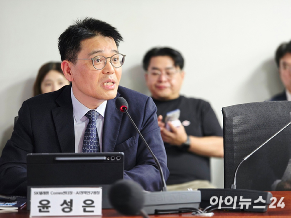 윤성은 SK텔레콤 AI 정책연구원장 겸 Comm센터장이 16일 오후 국회 의원회관 제3간담회의실에서 열린 '3대 메가프로젝트, AI 인프라 투자 촉진과 지능 수출을 위한 전략 토론회'에서 'SK AI데이터센터 추진 계획과 정책 제언'을 주제로 발표하고 있다. [사진=안세준 기자]