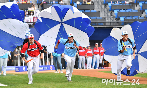 16일 오후 서울 잠실야구장에서 '2022 신한은행 SOL KBO 올스타전' 드림 올스타와 나눔 올스타의 경기가 열렸다. KIA 정해영, SSG 서진용, KT 소형준(왼쪽부터)이 슈퍼레이스를 하고 있다. [사진=아이뉴스24 포토 DB]