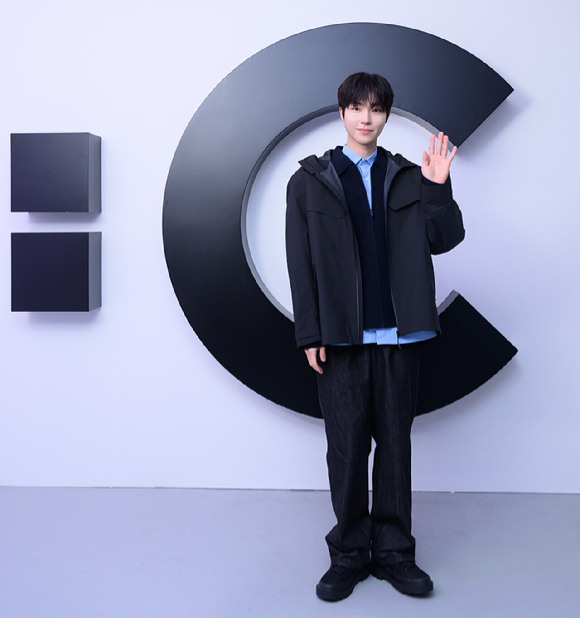 배우 황인엽이 3일 서울 삼청동에서 열린 '25FW UNIQLO : C 컬렉션' 글로벌 런칭 행사 포토콜에 참석하고 있다. [사진=유니클로]