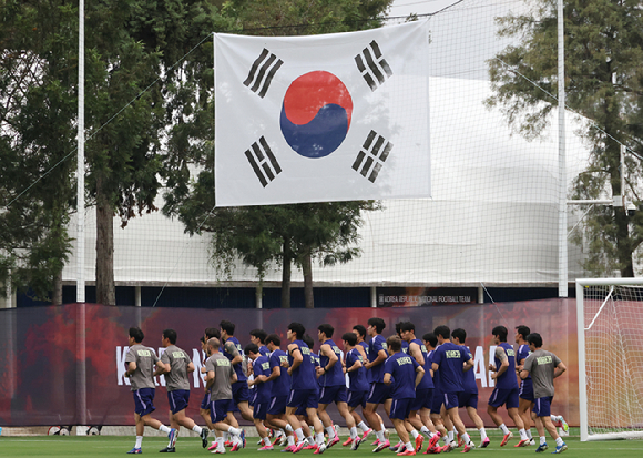 2026 북중미 월드컵에 출전하는 한국 축구 국가대표팀이 7일(현지시간) 멕시코 과달라하라 인근 사포판의 치바스 바예 베르데에서 열린 팀 훈련에서 러닝으로 몸을 풀고 있다. 2026.6.8 [사진=연합뉴스]