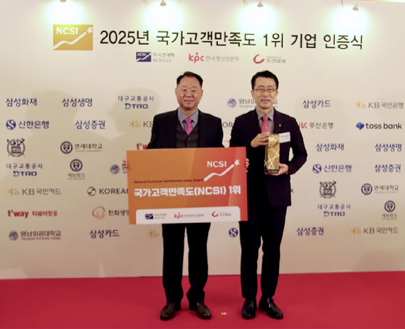 12일 서울 중구 롯데호텔에서 진행된 '2025년 국가고객만족도(NCSI)' 시상식에서 심창섭 티웨이항공 커뮤니케이션 담당(오른쪽)과 황영조 티웨이항공 여객지원 담당(왼쪽)이 기념 촬영을 하고 있다. [사진=티웨이항공]