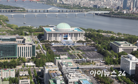 제20대 대통령 취임식이 열리는 10일 오전 행사장이 마련된 국회의사당으로 시민들이 입장하고 있다. [사진=국회사진취재단]