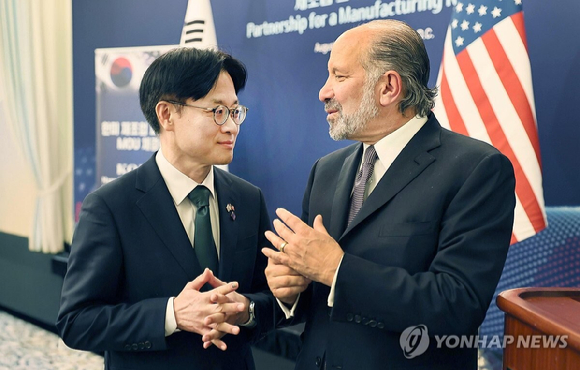 김정관 산업통상자원부 장관이 25일(현지시간) 미국 워싱턴 DC 월라드 인터콘티넨탈호텔에서 열린 한미 제조업 파트너십 양해각서(MOU) 체결식에서 하워드 러트닉 미국 상무부 장관과 대화하고 있다. 2025.8.26 [사진=연합뉴스]